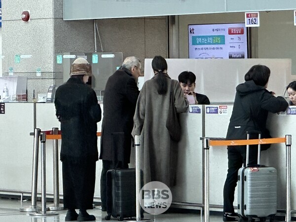 Nhân chứng cho biết đã bắt gặp Kim Min Hee - Hong Sang Soo xuất hiện ở sân bay mới đây cùng con trai ngoài giá thú với tư thế tự tin ngẩng cao đầu. Ảnh: Naver