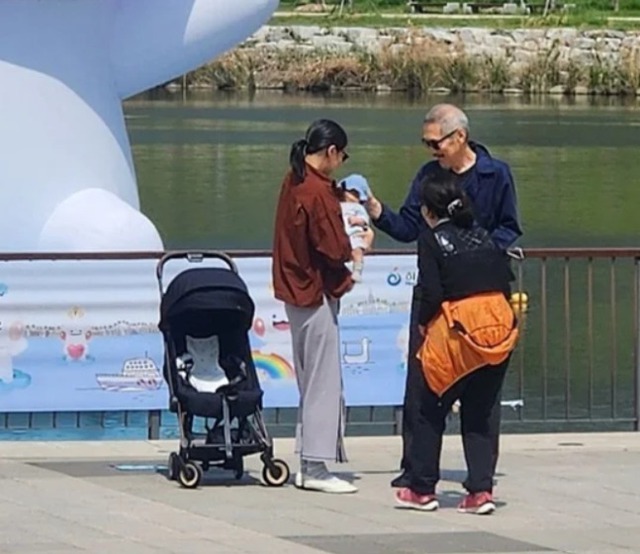 Lần cuối Kim Min Hee - Hong Sang Soo được bắt gặp xuất hiện cùng con trai là vào hồi tháng 4 năm ngoái. Ảnh: Nate