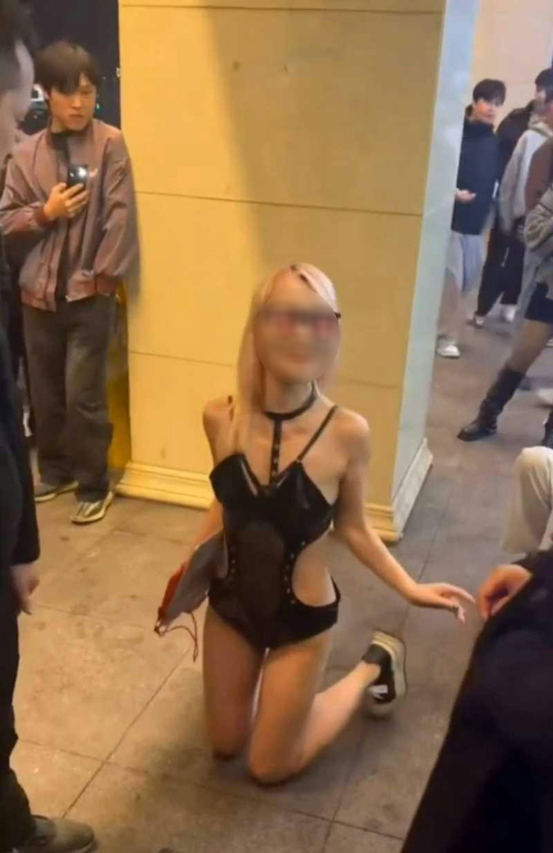 Cặp đôi đã có những hành động nhạy cảm ngay khu vực đông người 