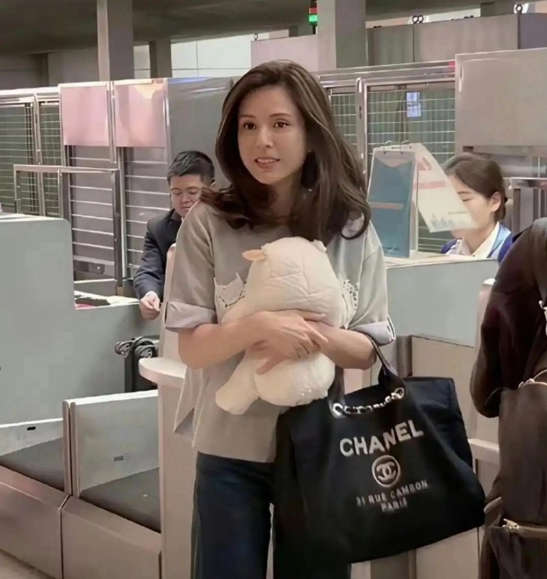 Ngay cả khi chụp ảnh bằng camera thường, không chỉnh sửa, Lý Nhược Đồng vẫn gây sửng sốt vì nhan sắc bất tử của mình