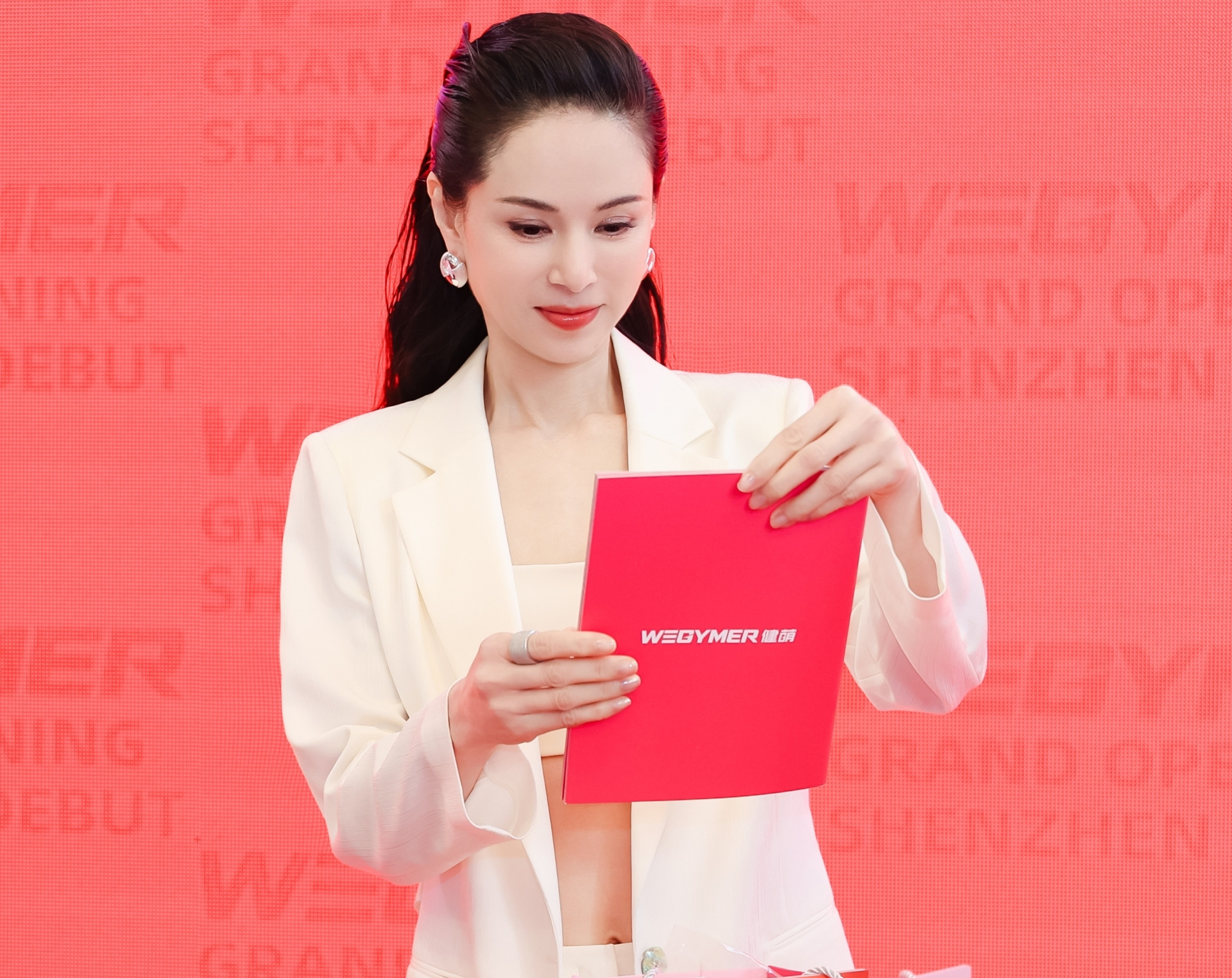 Nữ diễn viên chia sẻ cô không đụng chạm thẩm mỹ vì muốn giữ vẻ đẹp tự nhiên. 