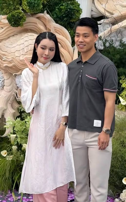 Văn Thanh và bạn gái qua camera thường (Ảnh chụp màn hình)