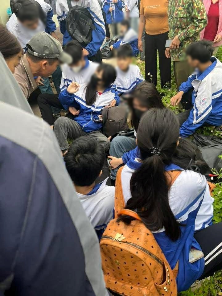 Nhiều học sinh trên xe bị hoảng loạn, một số em bị xây xát và chấn thương