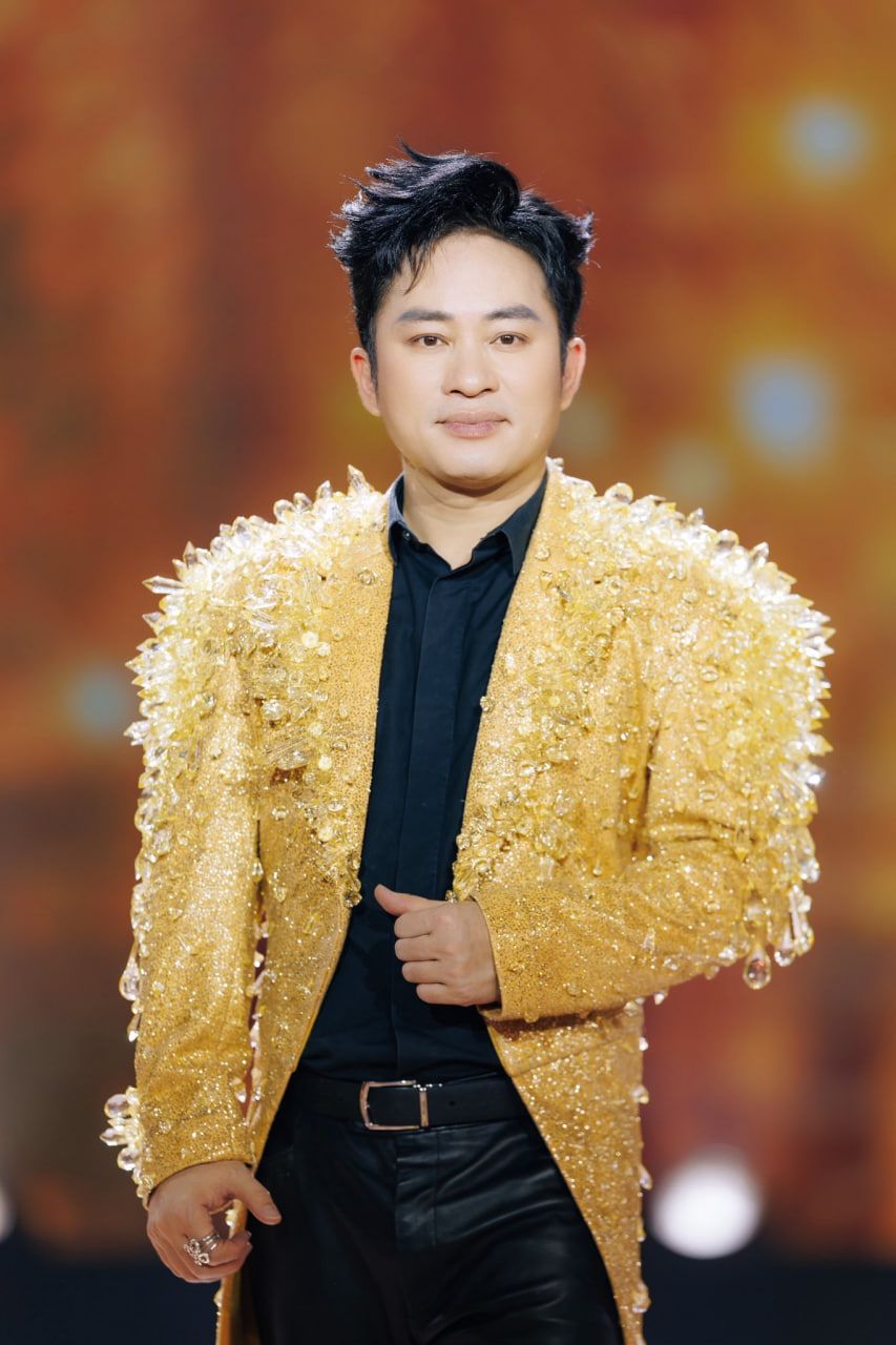 Cuối năm 2024, Tùng Dương gây sốt khi phát hành ca khúc Tái Sinh do Tăng Duy Tân sáng tác (Ảnh:FBNV)