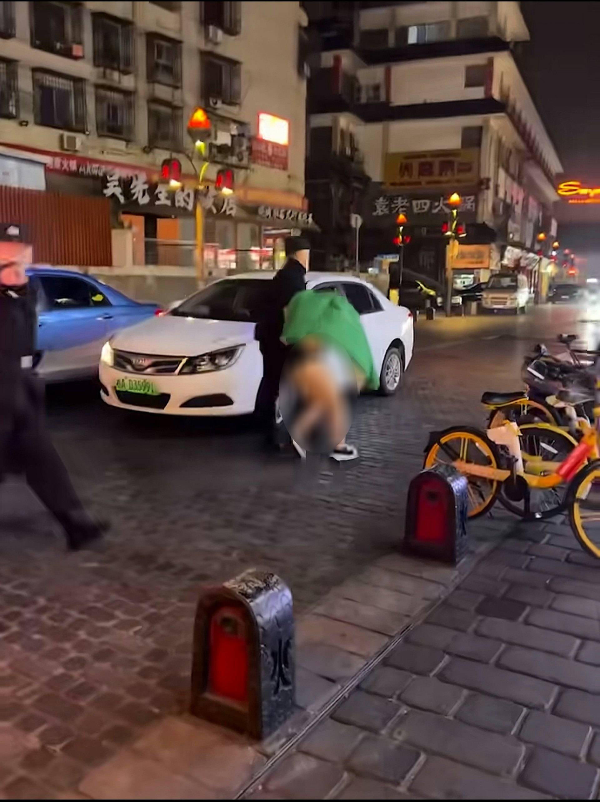 Chấn động MXH Trung Quốc: Cặp nam nữ làm chuyện nhạy cảm ngay giữa phố, hàng trăm người vây xem cổ vũ, phát livestream