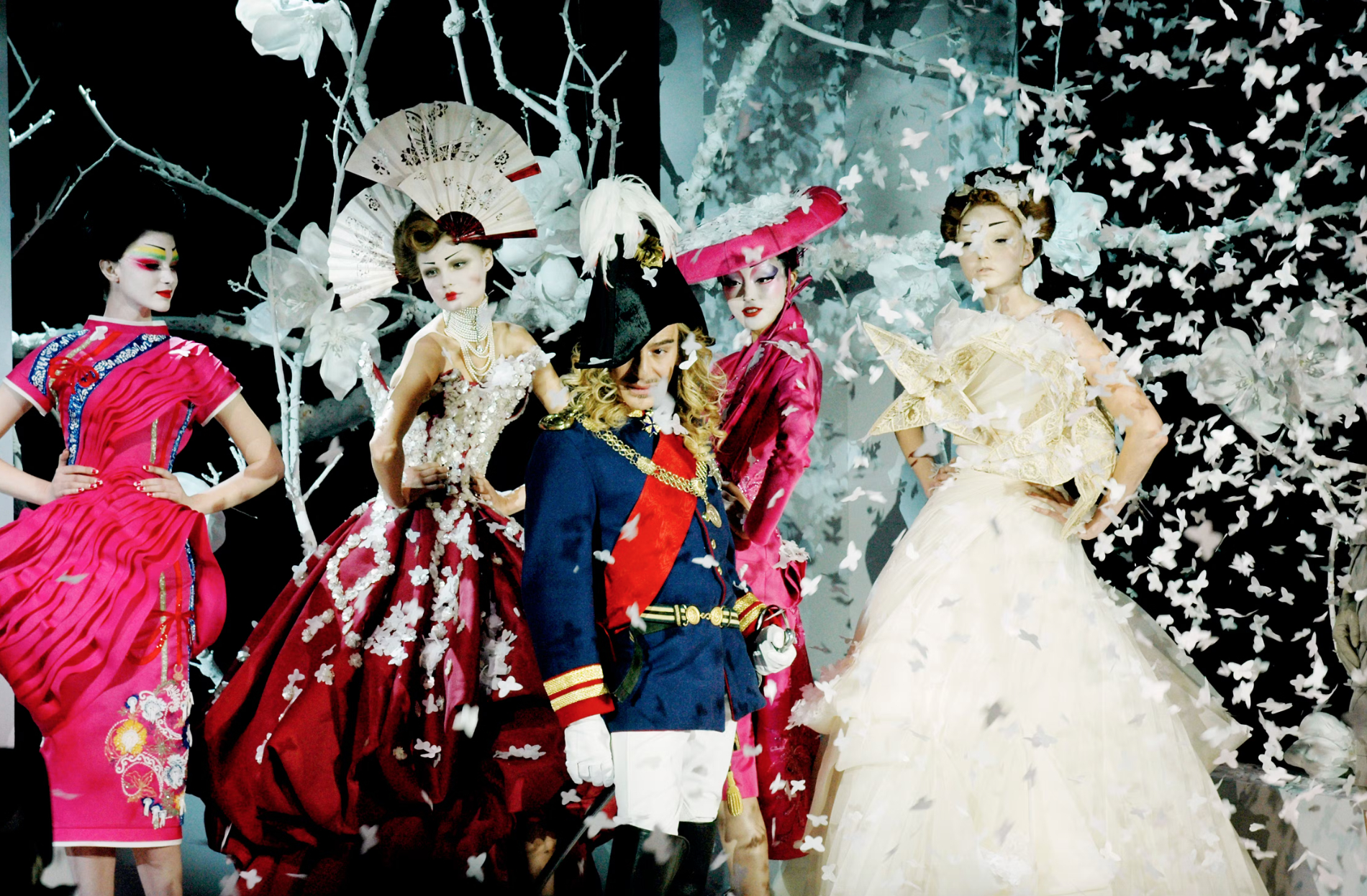   Tầm ảnh hưởng của John Galliano nằm ở việc đẩy giới hạn thời trang: biến nó thành nghệ thuật biểu diễn, dân chủ hóa couture qua câu chuyện kể, và truyền cảm hứng về sự kịch nghệ, xoá nhoà ranh giới của giới tính, sáng tạo không giới hạn. Ảnh: Vogue.  