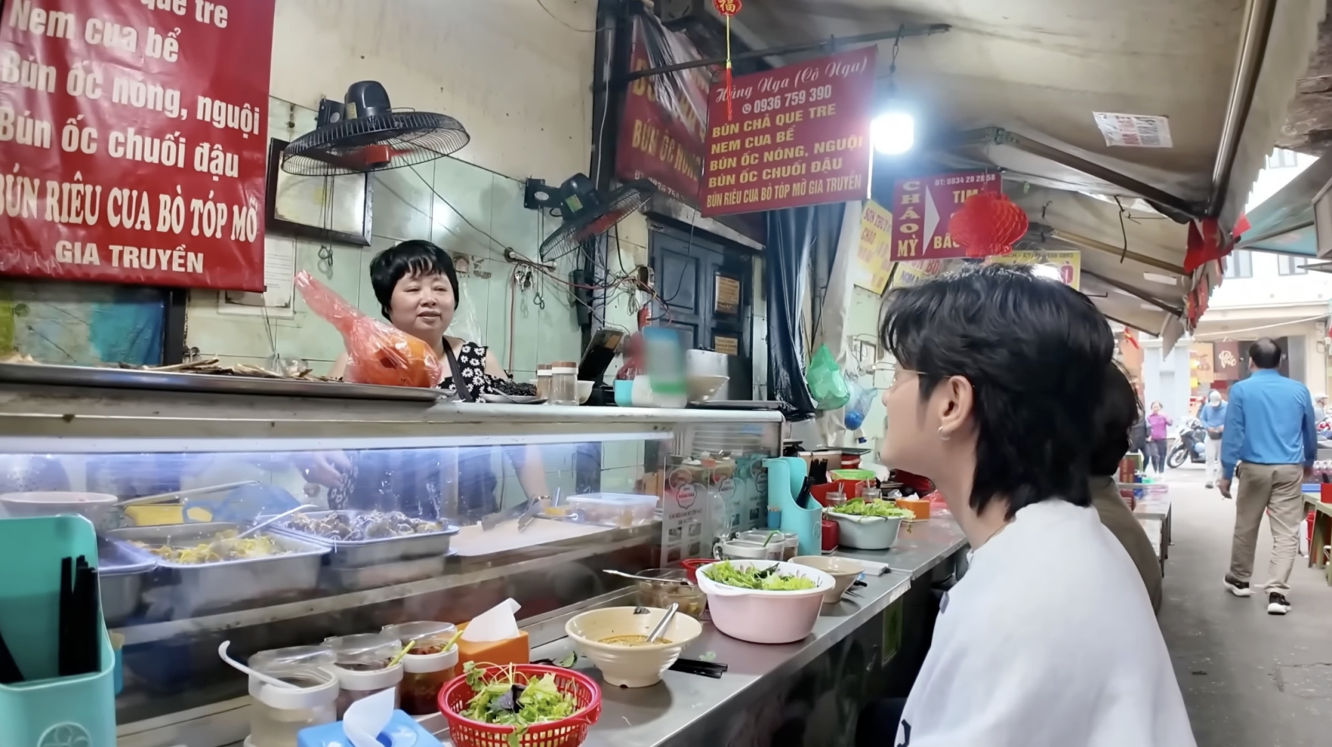 Quan Không Gờ đến chợ Đồng Xuân thực hiện thử thách 100 nghìn. (Ảnh chụp màn hình)