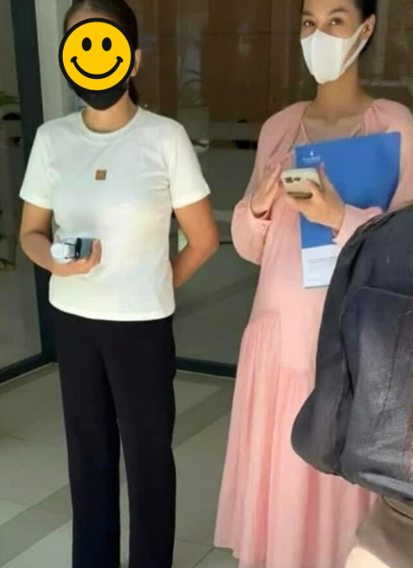 Lona Kiều Loan từng bị bắt gặp để lộ vòng 2 vượt mặt, đi khám cùng với mẹ tại một bệnh viện ở thành phố Hồ Chí Minh. Nguồn: MXH