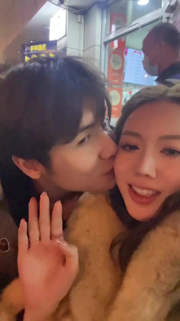 Cả 2 có những tương tác thoải mái như couple thực sự