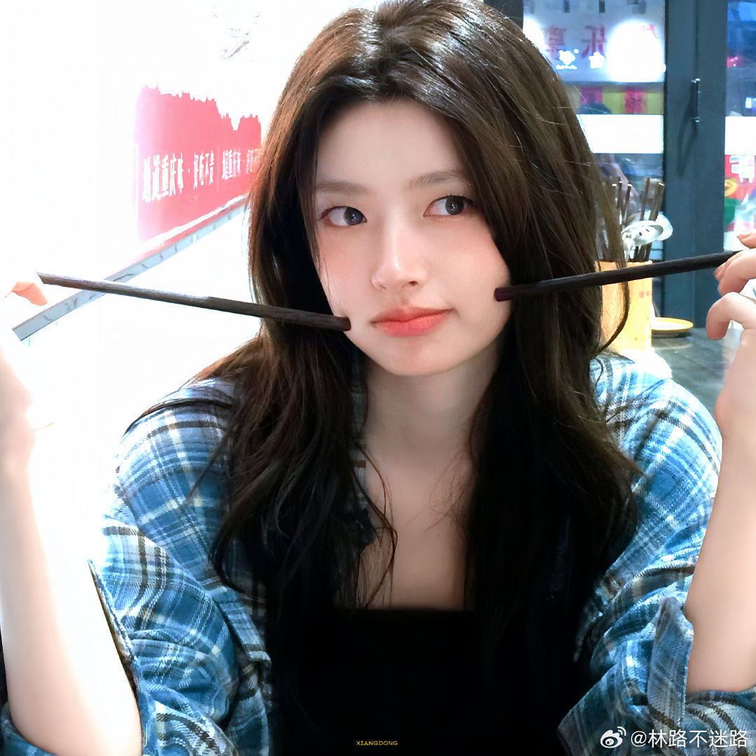 Camera quay lén cặp đôi ngôn tình nửa đêm hôn nhau ngoài đường: Nhà gái đẹp như thiên sứ, bảo sao ai cũng si mê