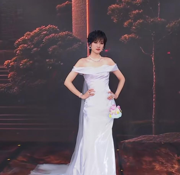 Đại tiểu thư giàu nhất showbiz, không ai dám coi thường: Cử nhân Harvard, ở biệt thự 2.000 tỷ, mặc bảo vật tiến vua lên thảm đỏ