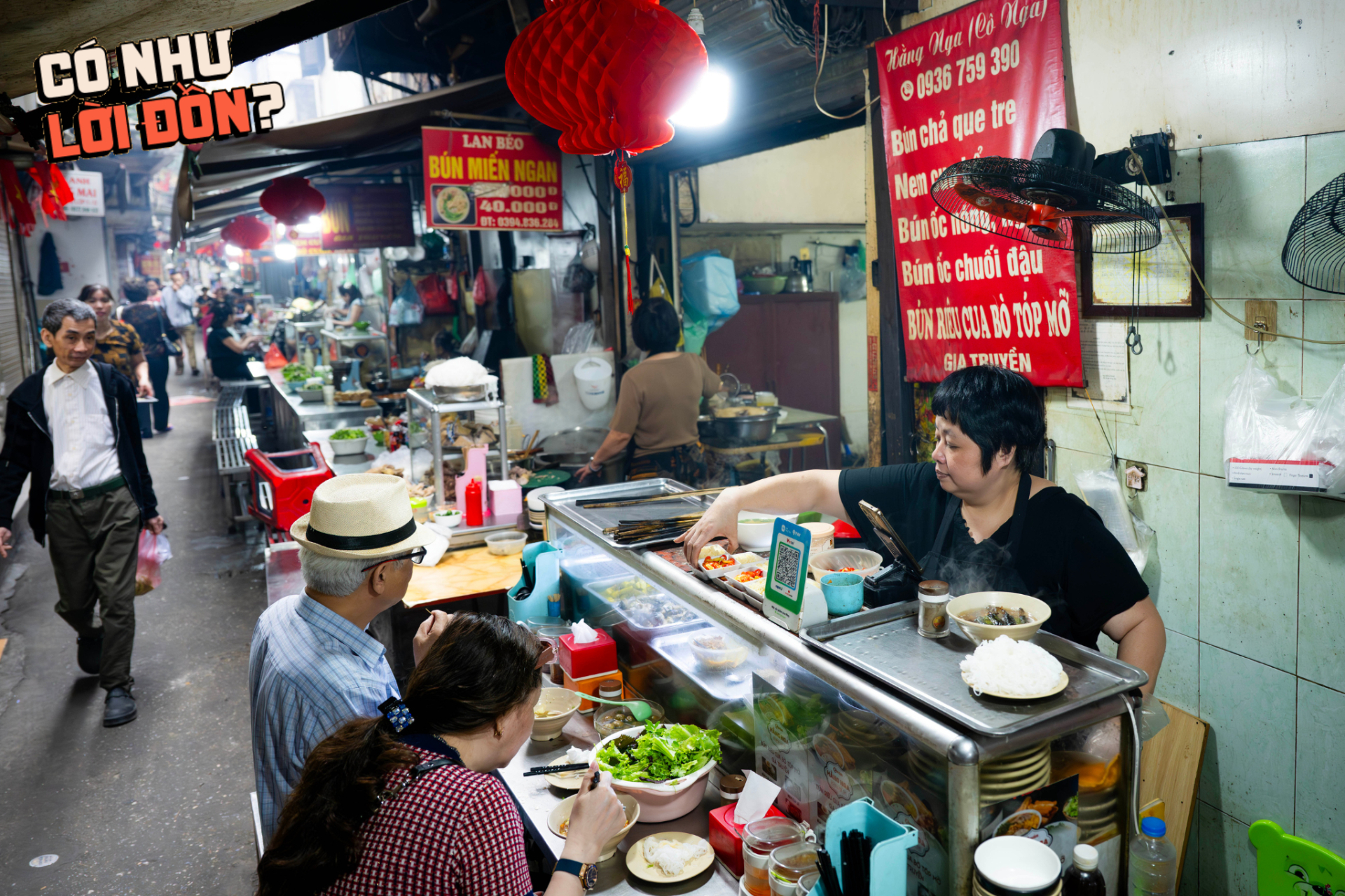 Chỗ ngồi khiêm tốn chỉ đủ cho vài người ngồi lại ăn