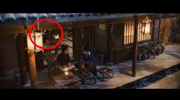 Mỏi tay nhặt cả rổ sạn “đầy ụ” ở Trục Ngọc: Nữ chính mặc váy đến từ tương lai, có xe điện thì cần gì cưỡi ngựa