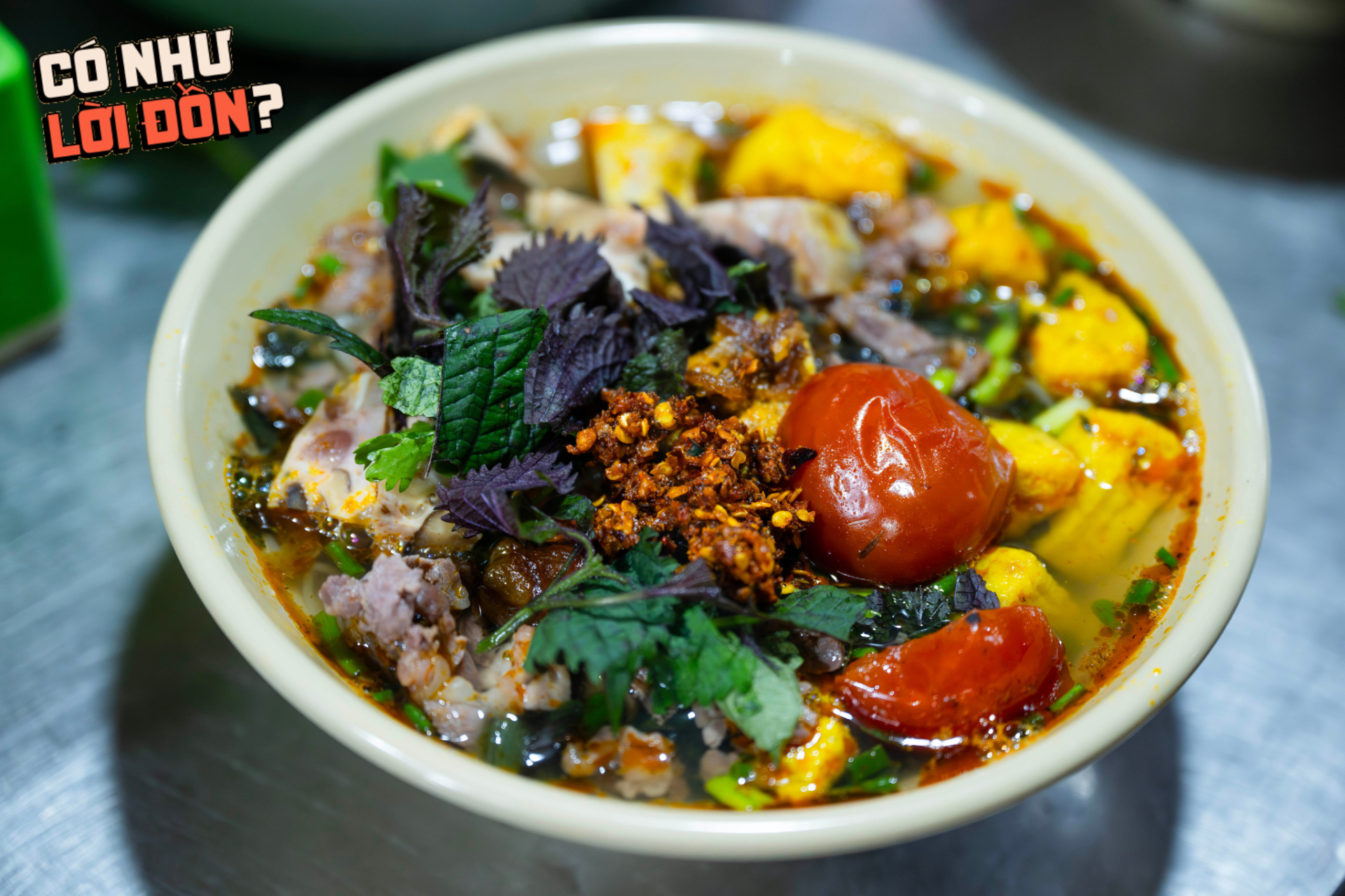 Tô bún riêu đầy ắp topping