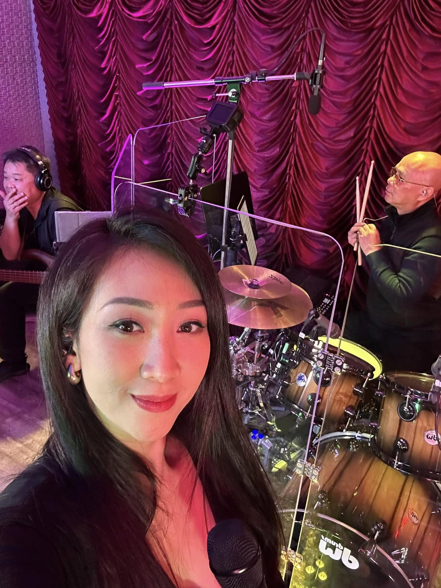 Trong những năm gần đây, cô chuyển hướng sang bán hàng online. Ảnh: FBNV