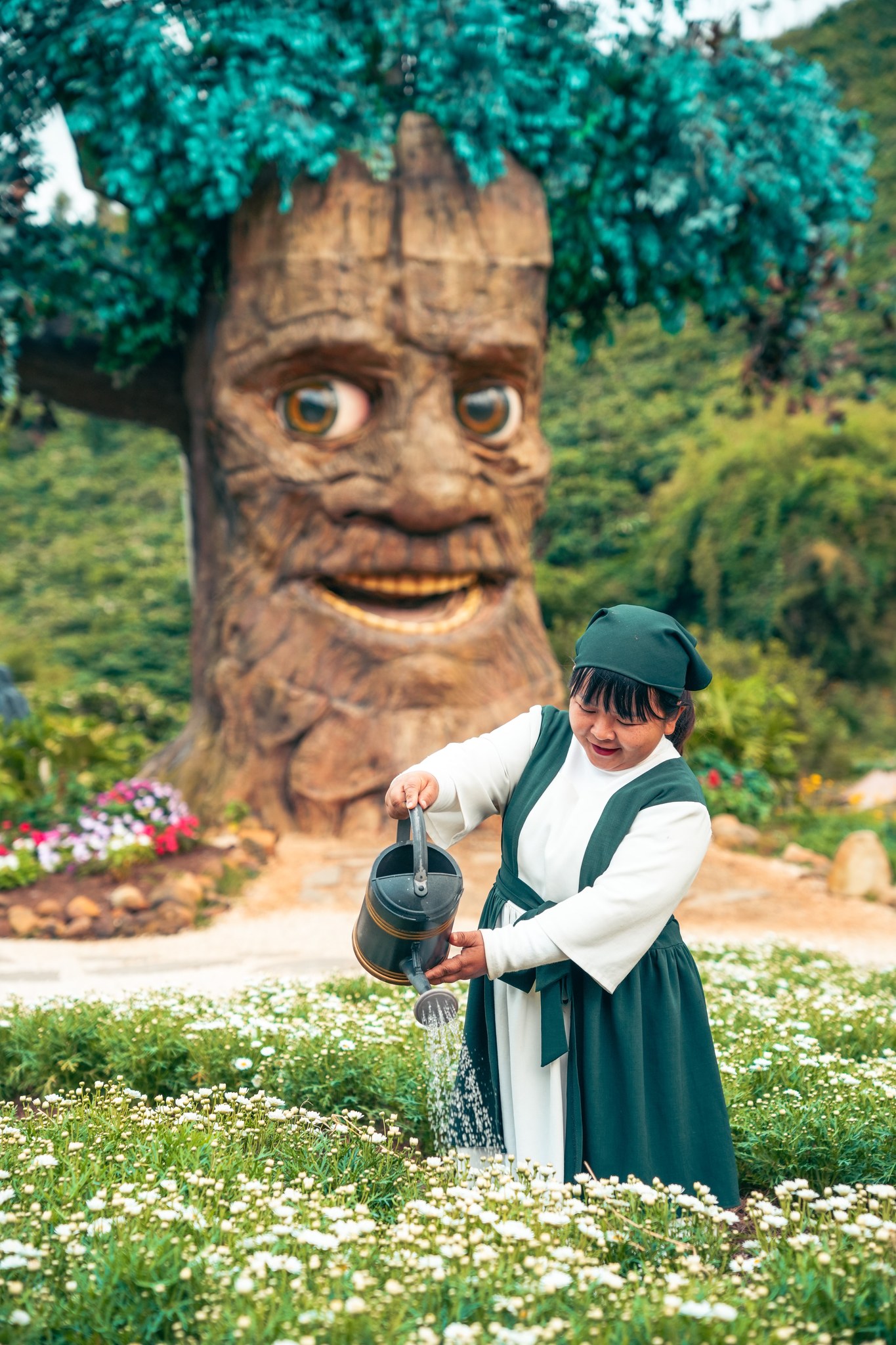 Chị Tình đang chăm sóc cho các loại hoa trong khu vườn. Ảnh: GOD Valley