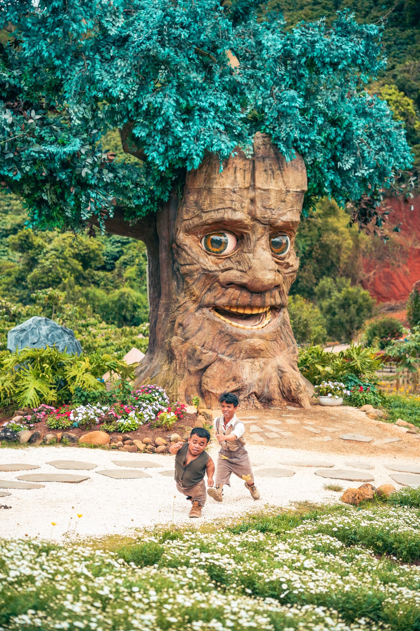 Khách Tây đến Việt Nam tham quan 