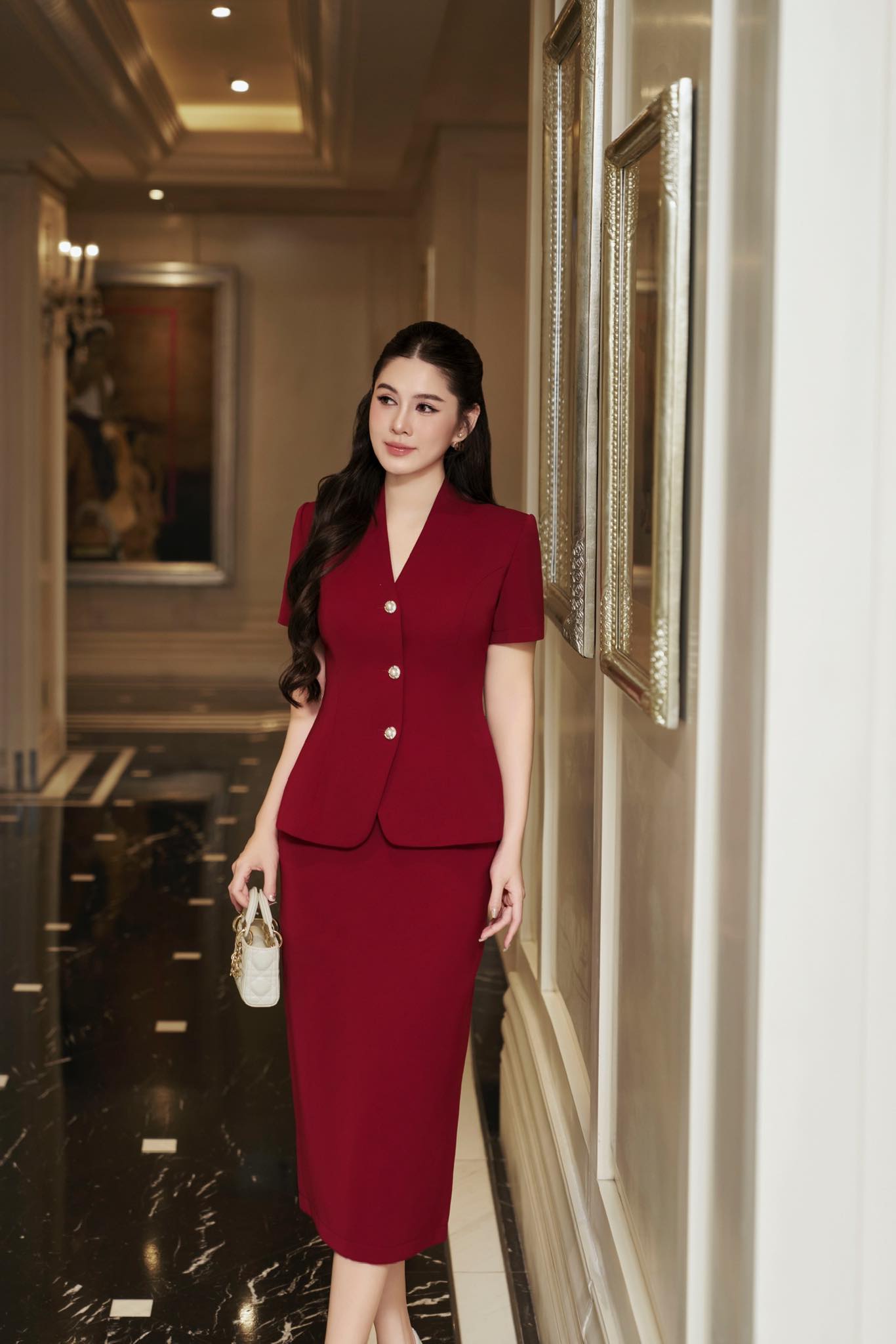 Dâu hào môn Vbiz biến phim trường thành sàn diễn: Chân dài vô cùng tận, cả tủ đồ bộ nào cũng sang