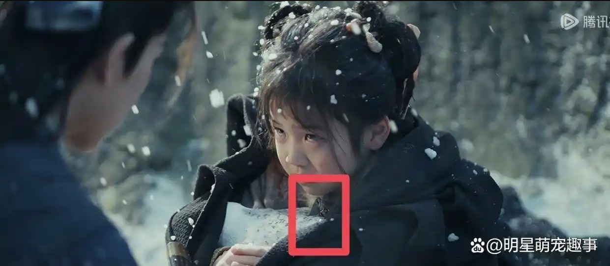 Mỏi tay nhặt cả rổ sạn “đầy ụ” ở Trục Ngọc: Nữ chính mặc váy đến từ tương lai, có xe điện thì cần gì cưỡi ngựa