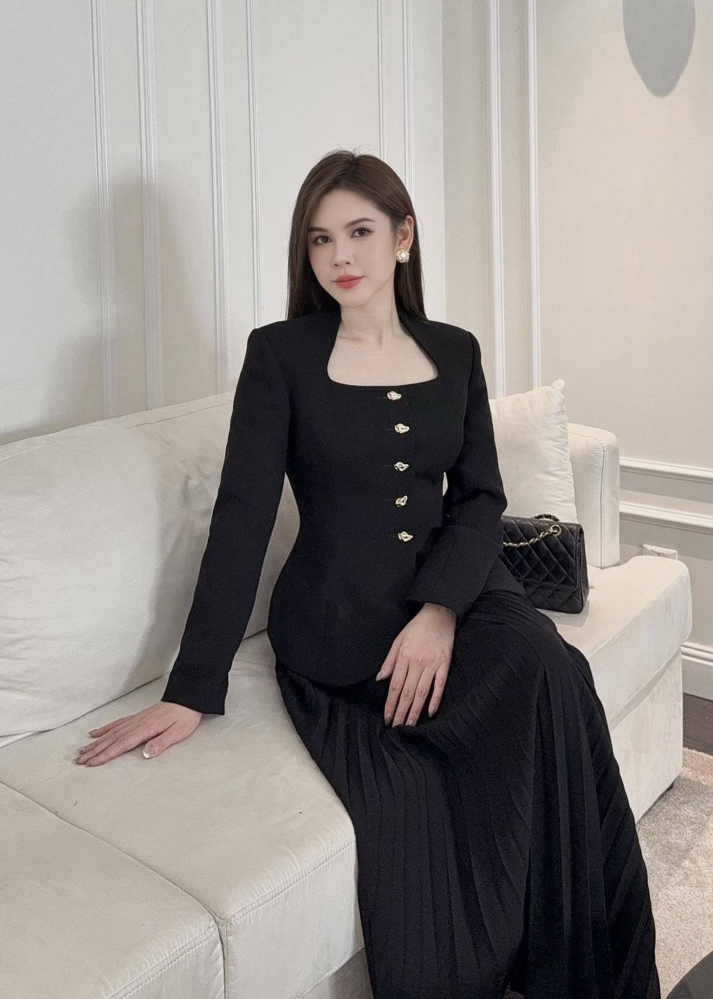 Dâu hào môn Vbiz biến phim trường thành sàn diễn: Chân dài vô cùng tận, cả tủ đồ bộ nào cũng sang