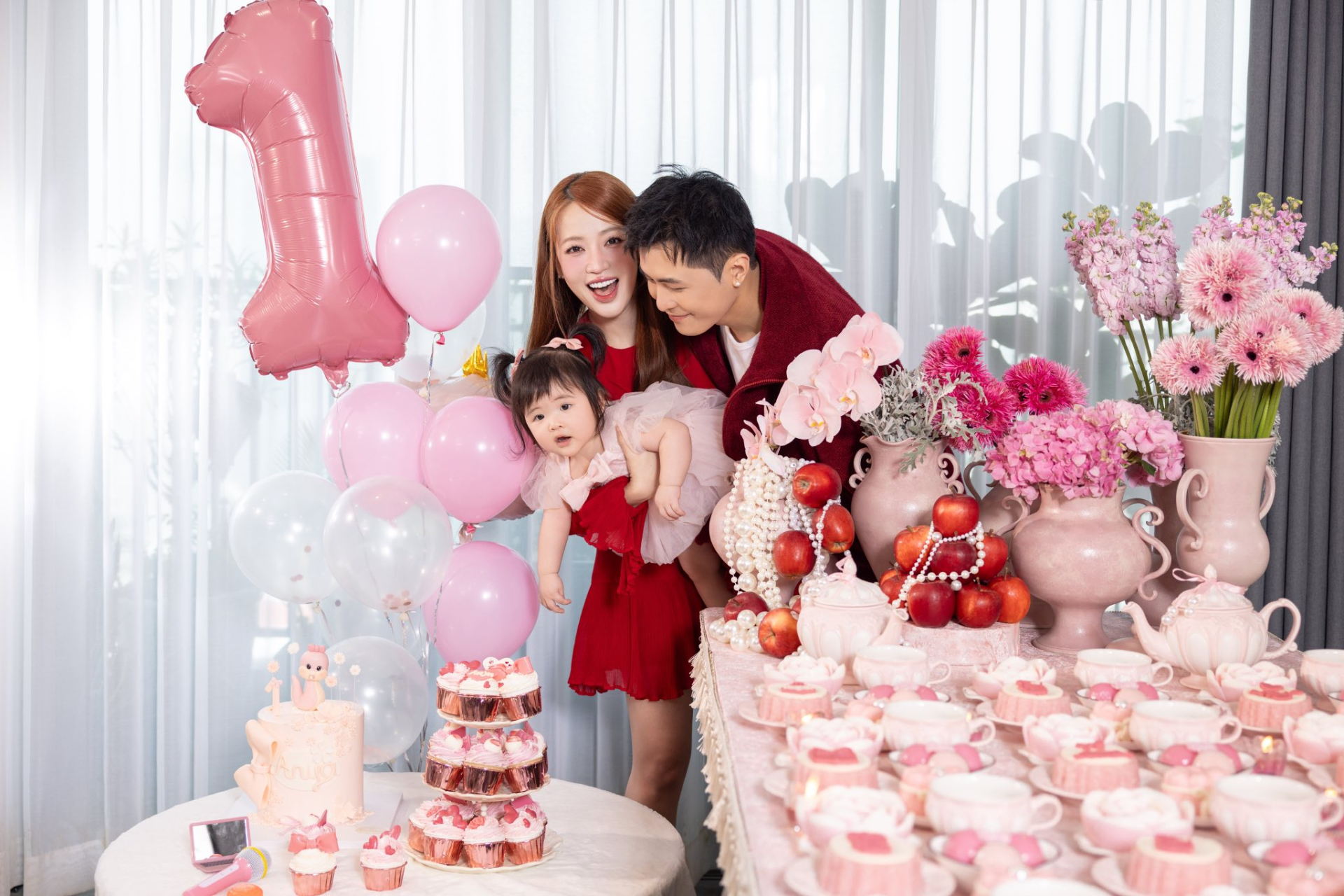 Cặp đôi tổ chức tiệc ấm cúng nhưng vô cùng sang chảnh 