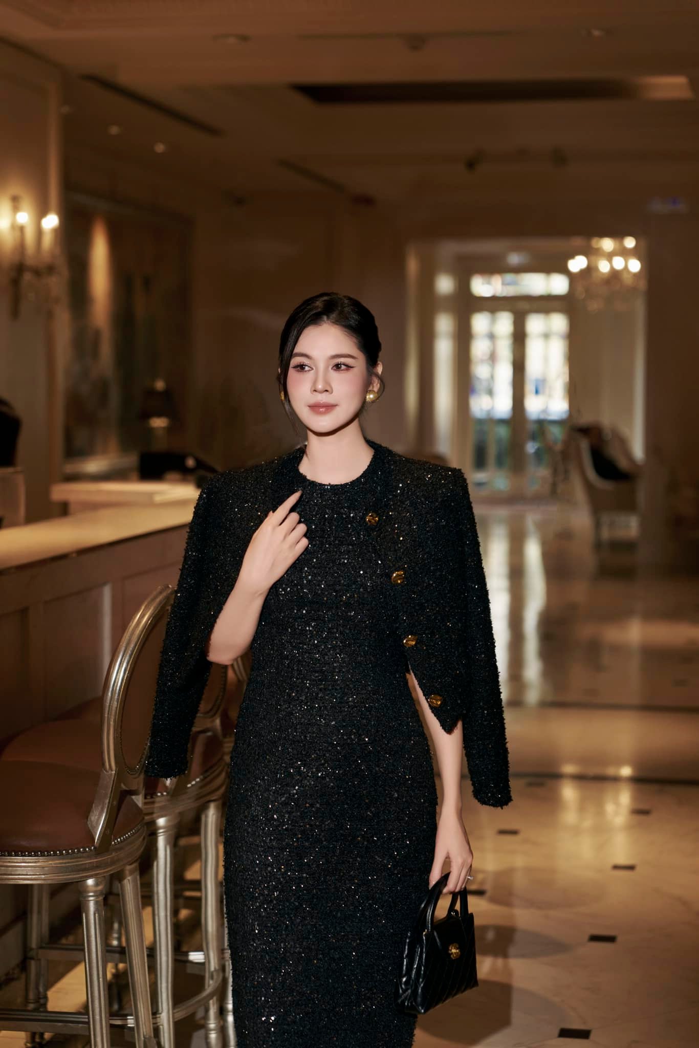 Dâu hào môn Vbiz biến phim trường thành sàn diễn: Chân dài vô cùng tận, cả tủ đồ bộ nào cũng sang