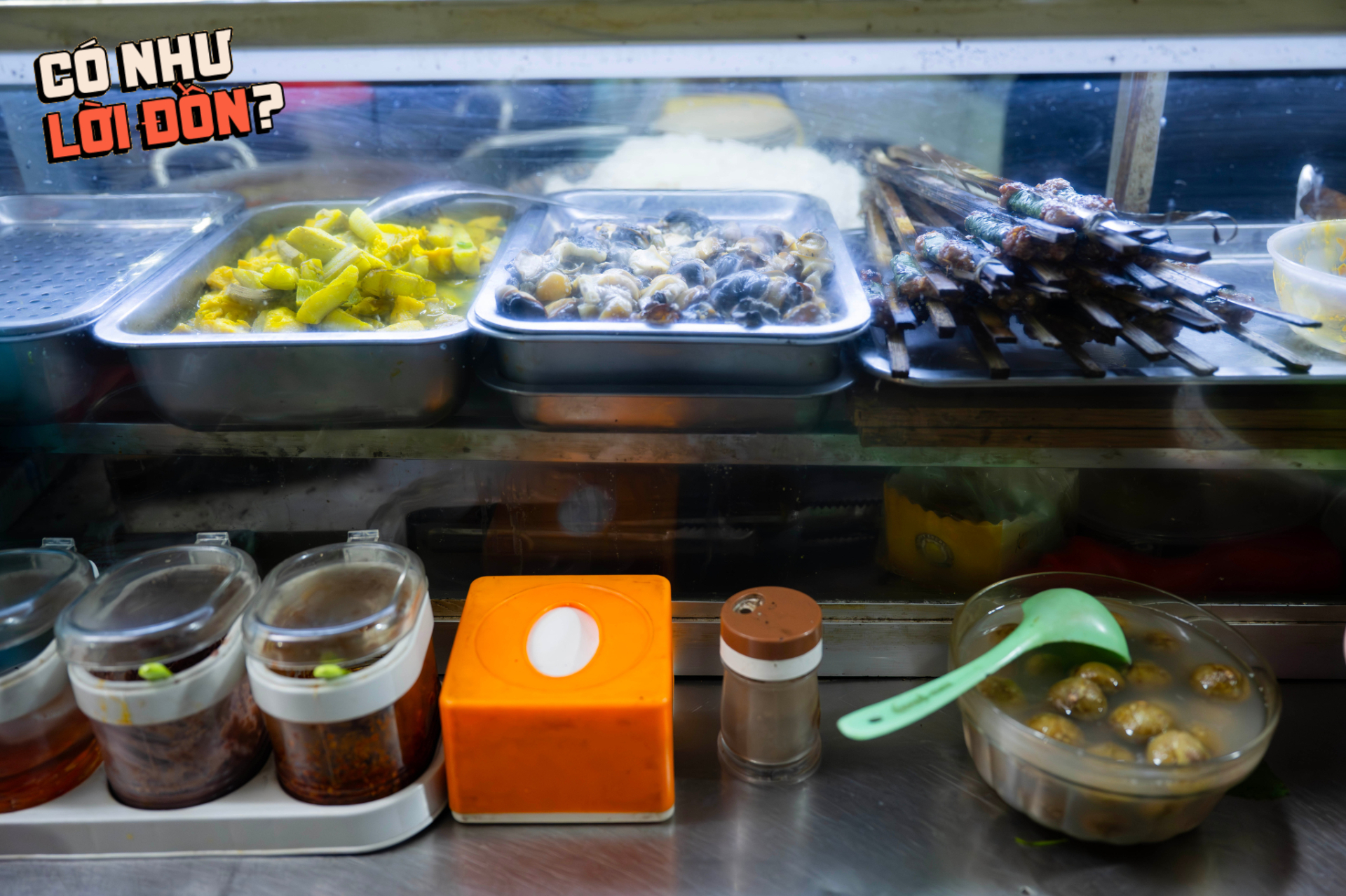 Ăn thử bát bún riêu 80k gây xôn xao chợ Đồng Xuân: Topping ê hề ăn kèm nước sấu ngâm có ngon như lời đồn?