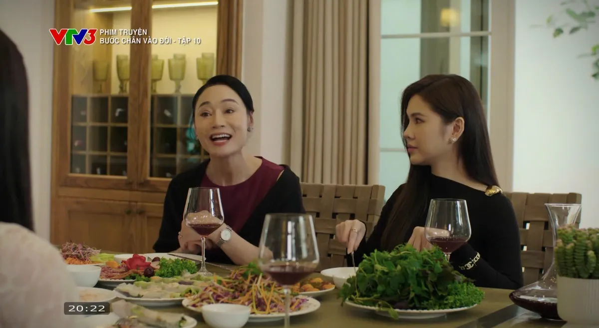 Dâu hào môn Vbiz biến phim trường thành sàn diễn: Chân dài vô cùng tận, cả tủ đồ bộ nào cũng sang