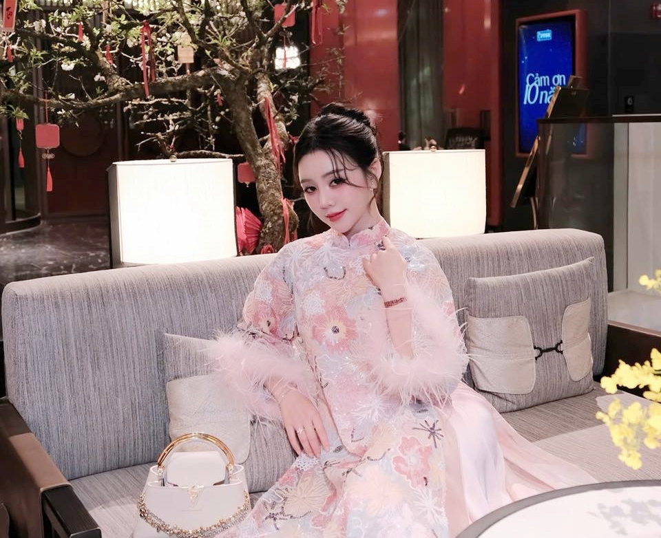 Quỳnh Kool ngoài đời đẹp sang trọng