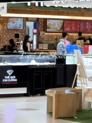 Song Luân và bạn gái tin đồn bị bắt gặp xuất hiện ở trung tâm thương mại (Ảnh: Lặng lẽ showbiz)