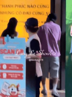 Khi vào bên trong, Song Luân và cô gái kia mới sánh đôi với nhau (Ảnh: Lặng lẽ showbiz)