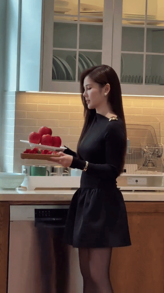 Dâu hào môn Vbiz biến phim trường thành sàn diễn: Chân dài vô cùng tận, cả tủ đồ bộ nào cũng sang