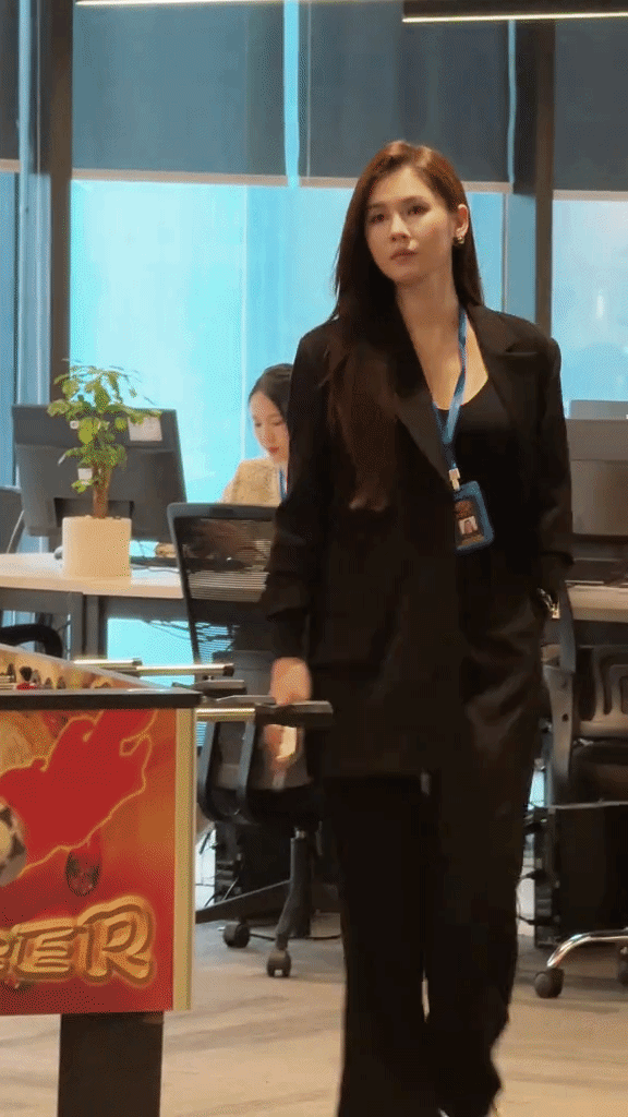 Dâu hào môn Vbiz biến phim trường thành sàn diễn: Chân dài vô cùng tận, cả tủ đồ bộ nào cũng sang