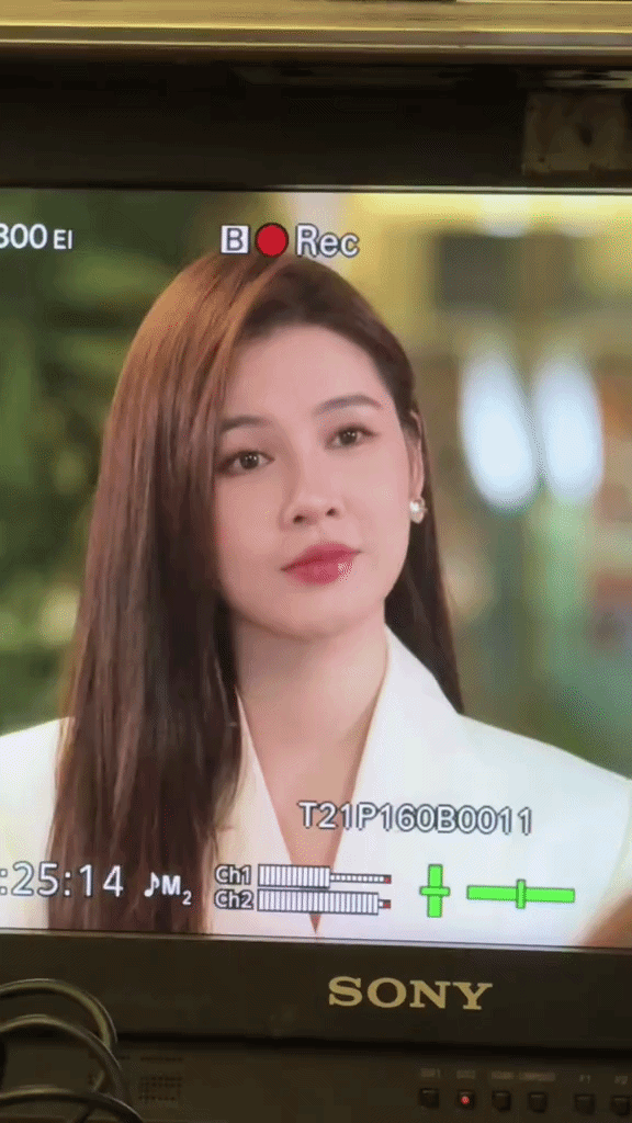 Dâu hào môn Vbiz biến phim trường thành sàn diễn: Chân dài vô cùng tận, cả tủ đồ bộ nào cũng sang