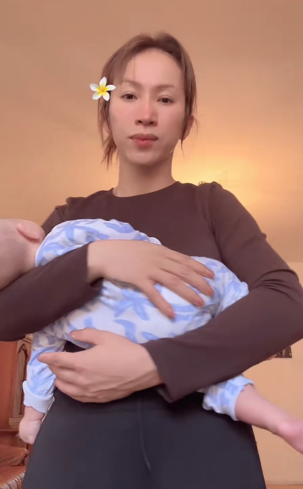 2 em bé là con của Ryan, chào đời bằng phương pháp thụ tinh ống nghiệm. Lộ Lộ cho biết khi mẹ chồng lo giấy tờ để nhận thi thể Ryan thì cô phải 1 mình chăm 2 con (ảnh: FBNV)