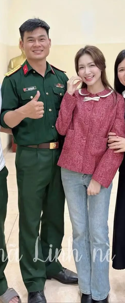 Hoà Minzy xuất hiện giản dị, thân thiện trong buổi ra mắt đồng nghiệp tại đơn vị của chồng (ảnh: Nhã Linh)