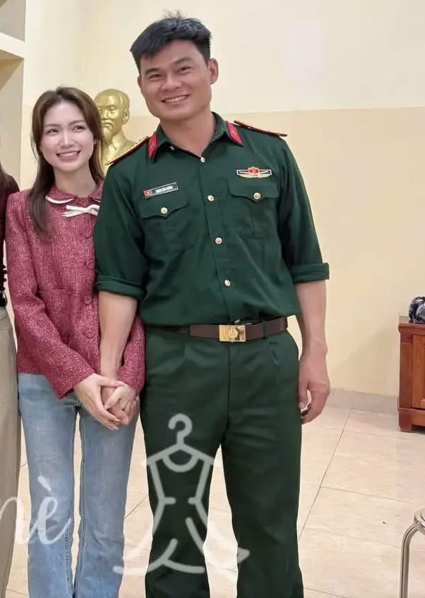 Chồng sắp cưới ra mắt Hòa Minzy với đơn vị. Ảnh: Nhã Linh.
