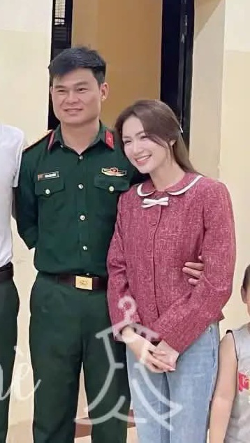 Đại uý Thăng Văn Cương ôm Hoà Minzy cực ngọt ngào khi chụp ảnh kỷ niệm cùng bạn bè (ảnh: Nhã Linh) 