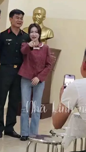 Hoà Minzy cũng tươi cười rạng rỡ, vui vẻ pha trò (ảnh: Nhã Linh)