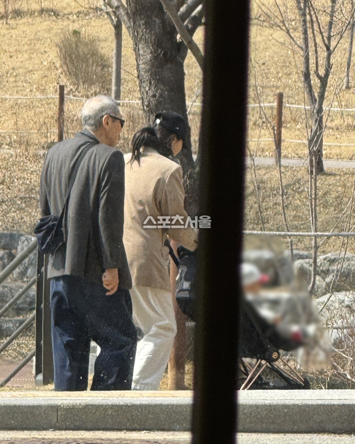 Kim Min Hee - Hong Sang Soo thay phiên nhau đẩy xe cho quý tử. Ảnh: Naver