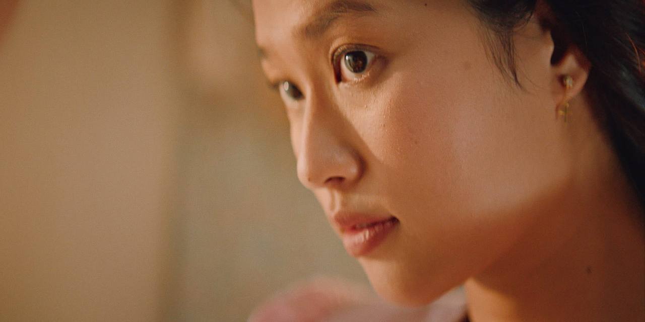 Cận cảnh làn da mịn màng, ít khuyết điểm của nàng hậu khi lên phim. (Ảnh: Lê Thiện Viễn)