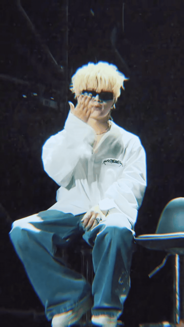 Hình ảnh trong MV là một chuỗi các khoảnh khắc được cắt ghép từ chính những đoạn clip do người hâm mộ tự quay lại