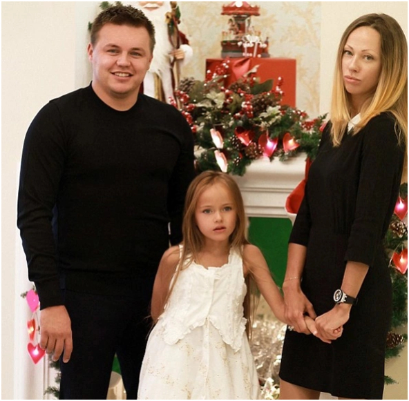 Kristina Pimenov và bố mẹ.