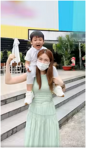 Ngày xưa Hòa Minzy cũng bắt trend cùng con trai, nay thì đã có gia đình 3 người hạnh phúc. Ảnh chụp màn hình.