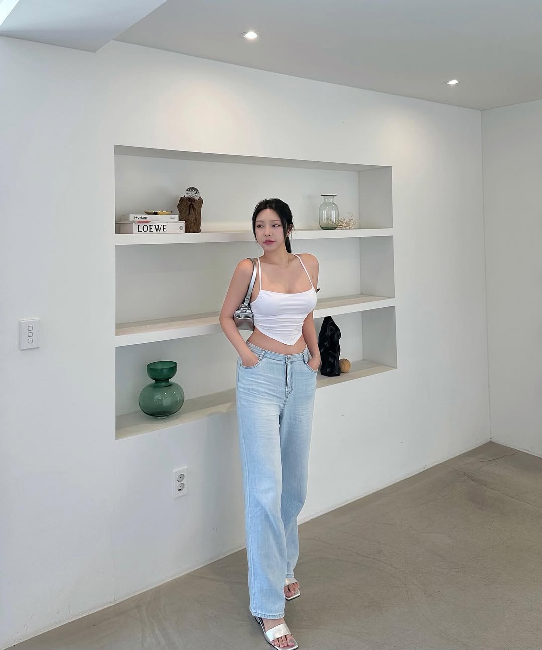 Nhắc đến kiều nữ xứ Hàn này, nhiều người nghĩ ngay đến đường cong gợi cảm và số đo vòng một quyến rũ của cô. Ảnh: Instagram. 