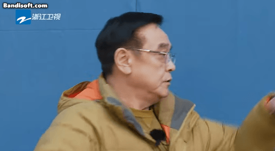 Sau đó cô ấm ức khóc như bị bắt nạt và bị đạo diễn cắt vai, đuổi khỏi trường quay