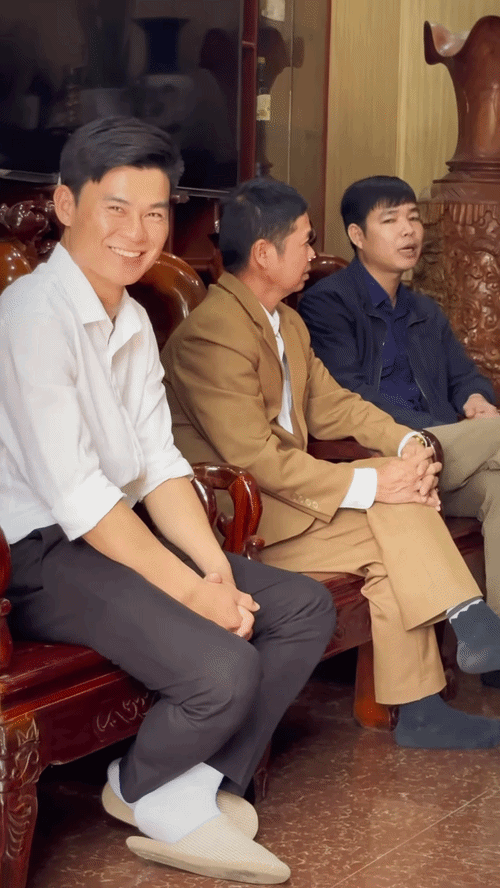 Khoảnh khắc Đại uý Thăng Văn Cương hồi hộp khi sang nhà Hoà Minzy thưa chuyện cưới xin