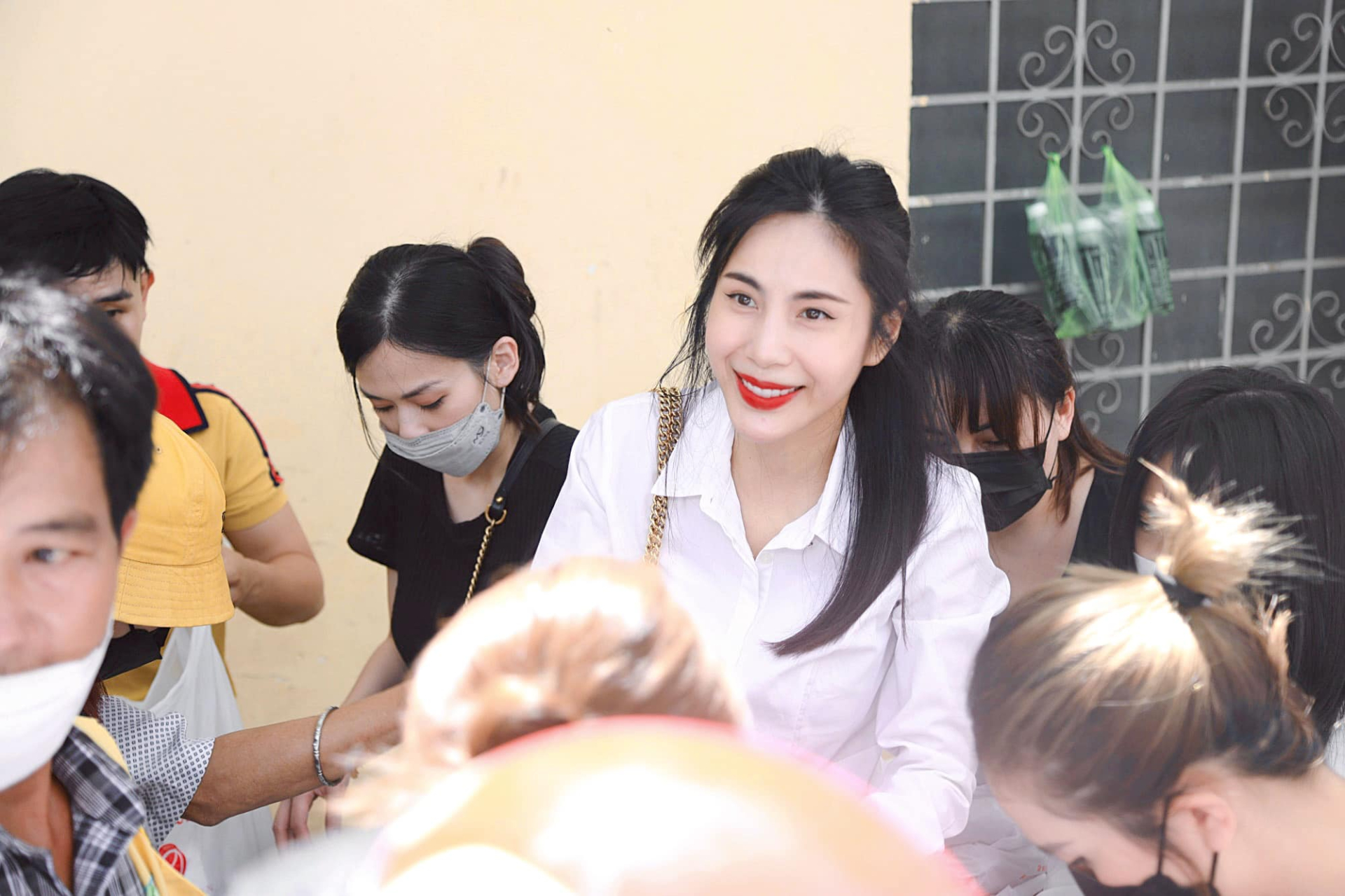  Sau những ồn ào liên quan đến câu chuyện từ thiện, cô hạn chế chia sẻ về đời tư, ít công bố các dự án nghệ thuật mới và dành nhiều thời gian hơn cho gia đình. Ảnh: FBNV