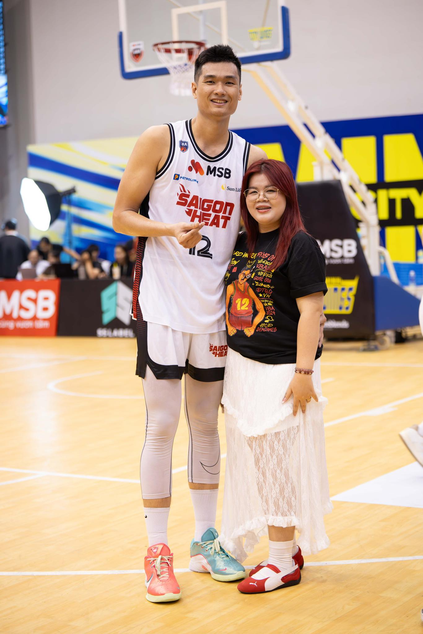 Thuý Uyên luôn đồng hành, ủng hộ cho nam cầu thủ