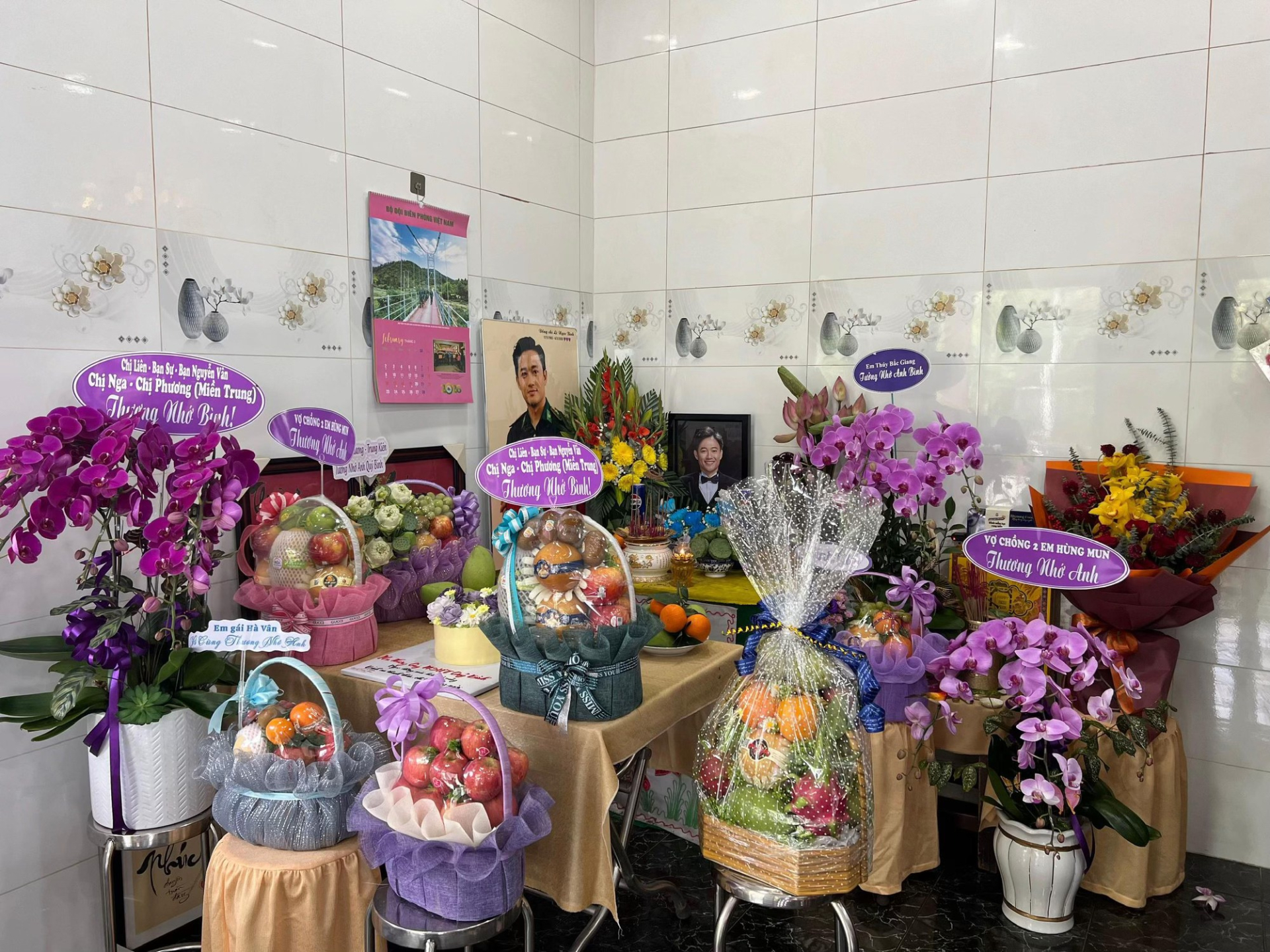 Trong lễ giỗ đầu, bạn bè, đồng nghiệp đã gửi giỏ hoa và quà tưởng nhớ tới nghệ sĩ. Ảnh: Tổng hợp